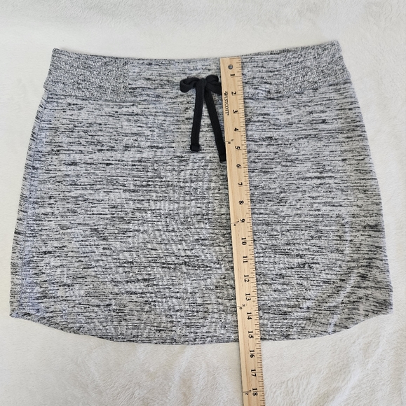 Women’s Athleta Heathered Gray Downplay Mini Skirt Athletic Medium - Picture 2 of 5